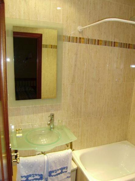 Hostal Miguel Angel Madrid Rum bild